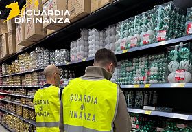 Luci e addobbi non conformi, sequestri della Finanza