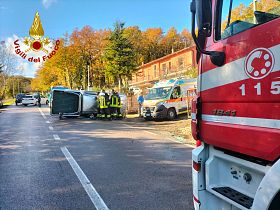 Ferito nell'auto ribaltata dopo lo schianto