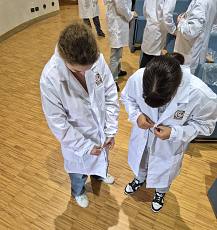 L'azienda dona i camici agli studenti del Cattaneo