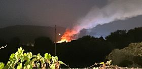 Incendio nella notte fuori dal magazzino comunale