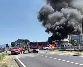 Furgoncino in fiamme sull'Aurelia