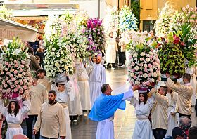 Pasqua, fiori e paniere nel borgo a chiocciola