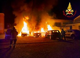 Sette autovetture in fiamme nella notte