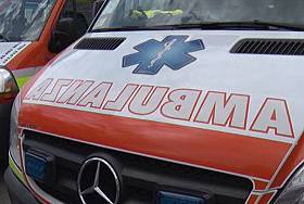 Furgone fuori strada, grave un uomo