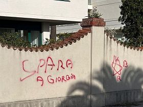 Rimossa scritta shock contro Meloni