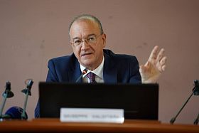 Ispezioni del Ministero dopo gli incontri di Albanese nelle scuole