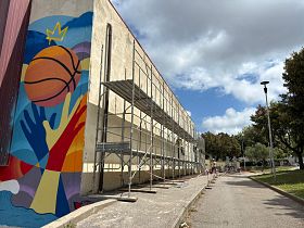 Palestra Rodari, primi interventi alla facciata 