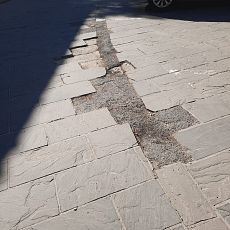 Piazza Monti, tra scavi, lastre rotte e incuria