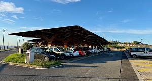Alcuni utenti hanno suggerito di inserire accorggimenti alle corsie per individuare meglio le auto parcheggiate. All'Elba invece prosegue la polemica