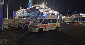 Auto e un'ambulanza con paziente in attesa dell'ultima nave sul porto di Piombino a causa dello stop del traghetto diretto a Portoferraio 