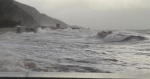 È in corso un'allerta meteo e le forti raffiche di vento hanno messo in difficoltà i collegamenti marittimi con il versante riese