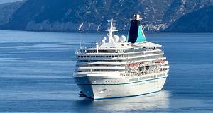 Tappa elbana Artania, ex Royal Princess. In rada a Portoferraio c'è anche il veliero da crociere Club Med 2. Elba tappa dei tour nel Mediterraneo
