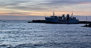 L'allerta meteo per vento è in vigore dalle 7 ma la prime corse da Elba e da Piombino sono saltate. Partita solo Blu Navy 