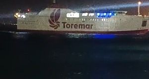 Il forte vento ha richiesto diverse e difficili manovre per l'attracco in porto della nave di Toremar 