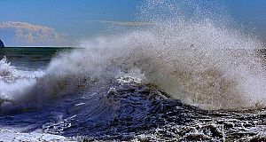 Allerta meteo in corso su costa ed Elba e arrivano alcuni disagi per i collegamenti marittimi