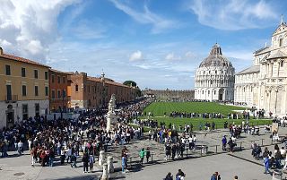 Gli studenti a Pisa in piazza dei Miracoli per il rito della lucertola
