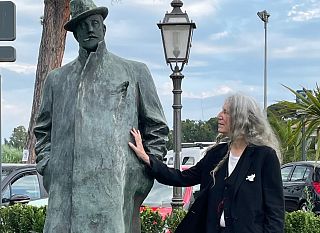 Patti Smith e la statua del maestro Giacomo Puccini