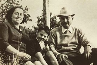 Foto Luca Carboni con i genitori da piccolo