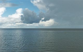 Cielo nuvoloso sul mare - foto di repertorio