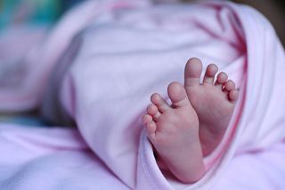 I piedini di una neonata