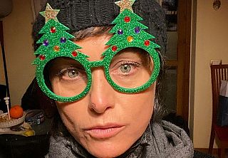 Petra Magoni con occhiali a forma di albero di natale