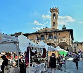 I banchi in piazza Cavour a San Giovanni