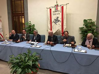 I cinque sindaci al tavolo con Bugli, poco dopo la firma del protocollo