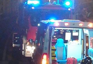 Ambulanza e camion dei vigili del fuoco di notte