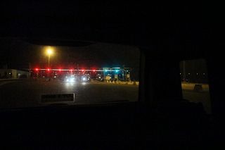 casello autostradale di notte