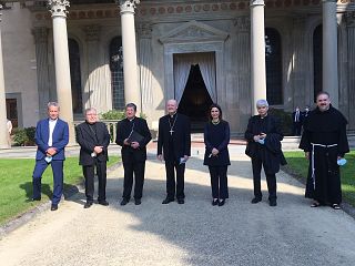 Il cardinale Ravasi, al centro, ieri in Santa Croce