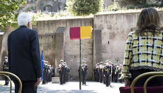 La targa 'sbagliata' coperta con un drappo davanti al presidente Mattarella 