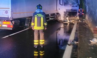 Un incidente fra camion in una galleria autostradale