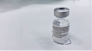 Un flaconcino di vaccino Pfizer contiene 5 dosi