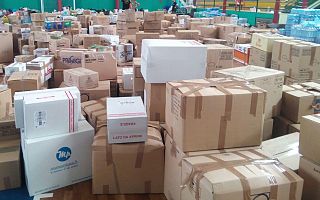 scatole di aiuti umanitari