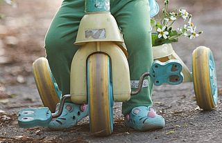 gambe di bambino su triciclo