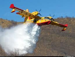 Un Canadair lancia acqua su un incendio