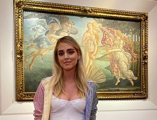 Chiara ferragni davanti alla Venere di Botticelli