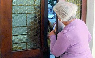 anziana apre la porta