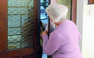 anziana alla porta