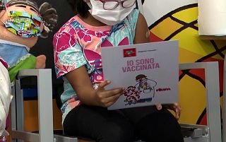 Una bambina vaccinata nel centro del Mandela