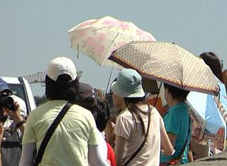 turisti con ombrello parasole