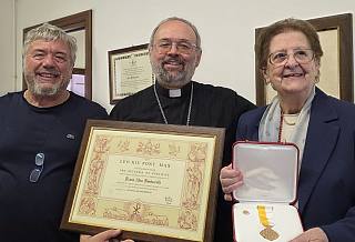 Da destra Alva Bertuccelli, monsignor Giulietti e don Righi