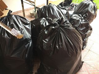 Sacchi di spazzatura accumulati nella casa della famiglia positiva al Covid