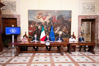 Il presidente del Consiglio Giuseppe Conte con i ministri
