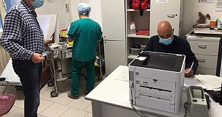 Alla scrivania il primario di Chirurgia Maurizio Matronola