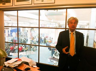 Riccardo Costagliola nel suo ufficio, alle spalle il Museo Piaggio