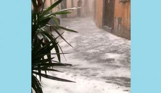 Il fiume di pioggia e grandine per le vie del centro di Lucca