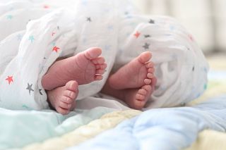I piedini di due neonati