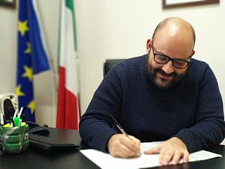 Nicola Povoleri mentre firma la petizione 