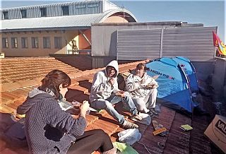 Gli occupanti del tetto del polo della biorobotica del Sant'Anna a Pontedera (foto da FB)